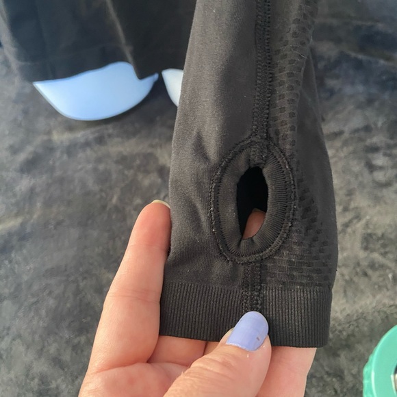 🖤Gap Dry Fit Athletic Shirt w/Thumb Holes!🖤 - Picture 2 of 5